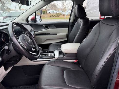 Used 2024 Kia Carnival LX image 12