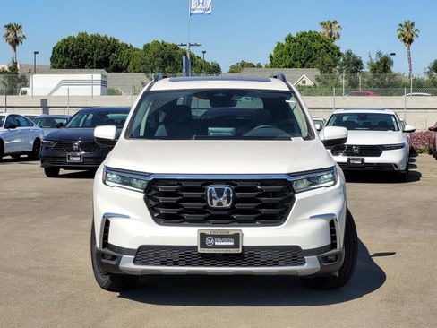 New 2025 Honda Pilot Touring image 2