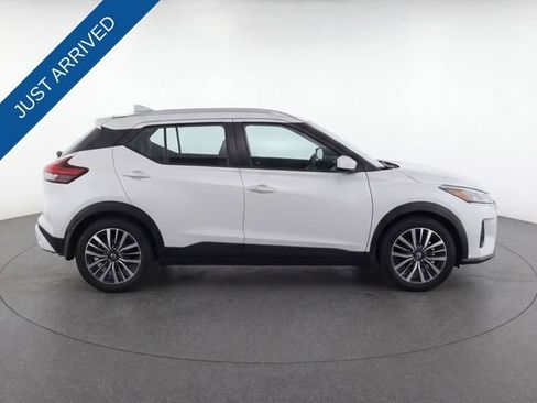 Used 2023 Nissan Kicks SV image 2