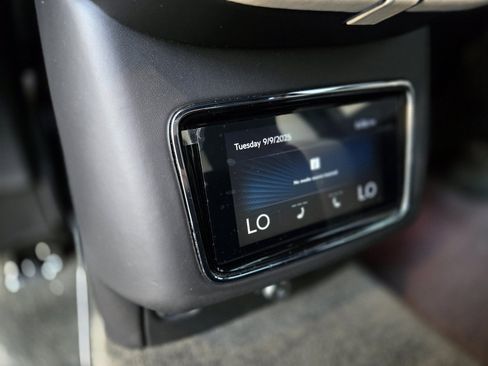 Used 2022 Bentley Bentayga image 41