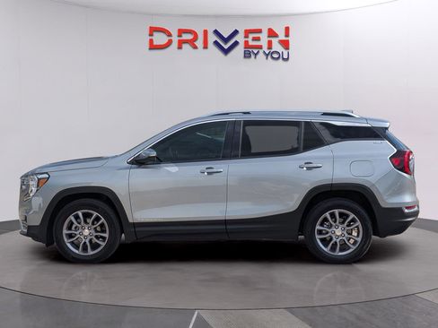 Used 2024 GMC Terrain SLT image 2