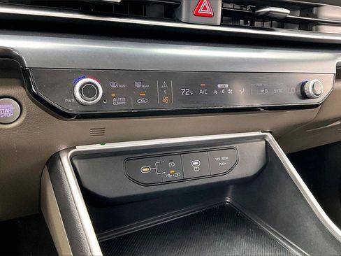 Used 2025 Kia Carnival image 32