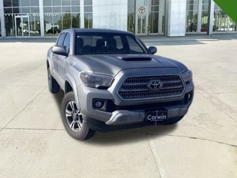 Used 2017 Toyota Tacoma TRD Sport image 1