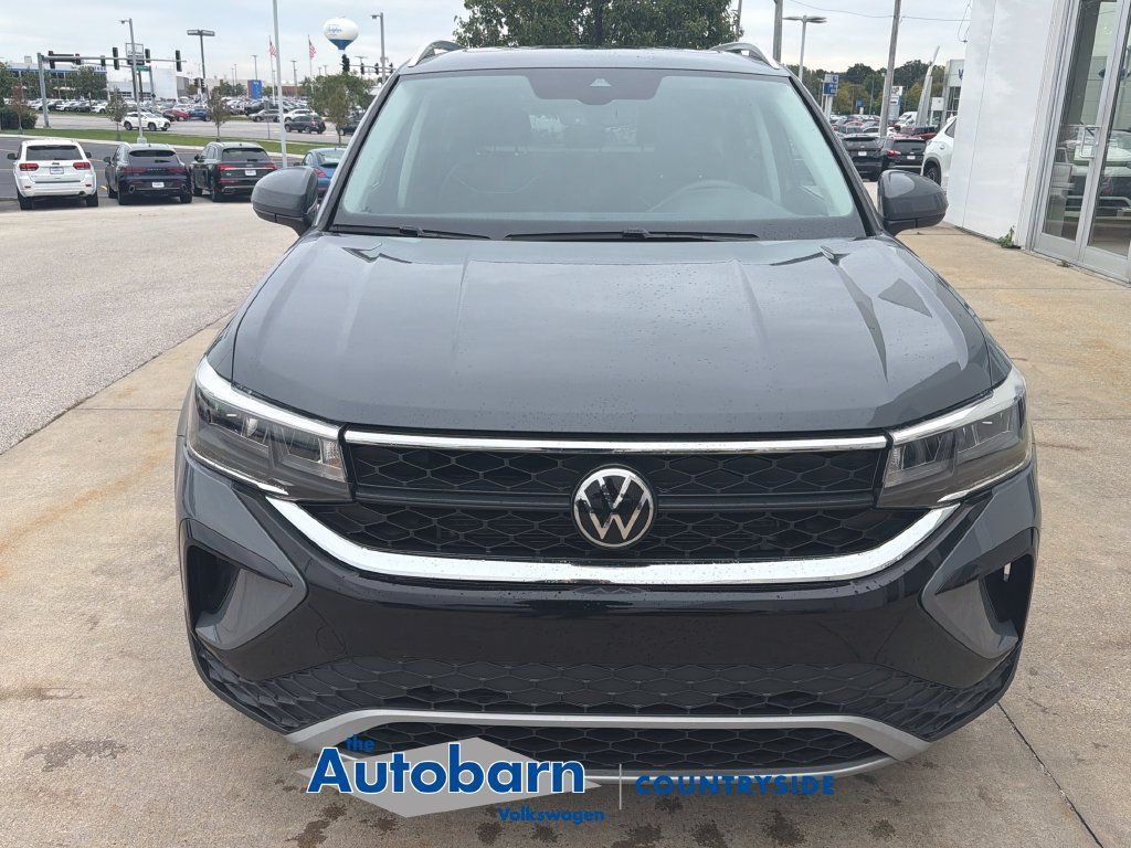Certified 2023 Volkswagen Taos SE w/ Panoramic Sunroof Package AWD/4WD image 2