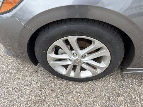 Used 2023 Nissan Sentra SR w/ SR Premium Package FWD image 10