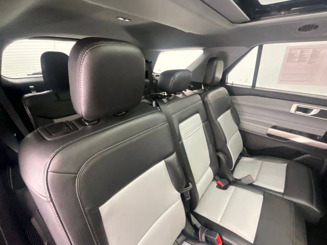 Used 2022 Ford Explorer XLT w/ Equipment Group 202A AWD/4WD image 16