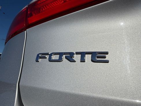 Used 2016 Kia Forte LX w/ LX Popular Package FWD image 4