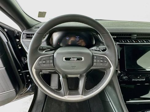 Used 2025 Jeep Grand Cherokee L Laredo w/ Luxury Tech Group I AWD/4WD image 15