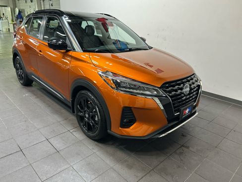 Used 2023 Nissan Kicks SR w/ SR Premium Package FWD image 2