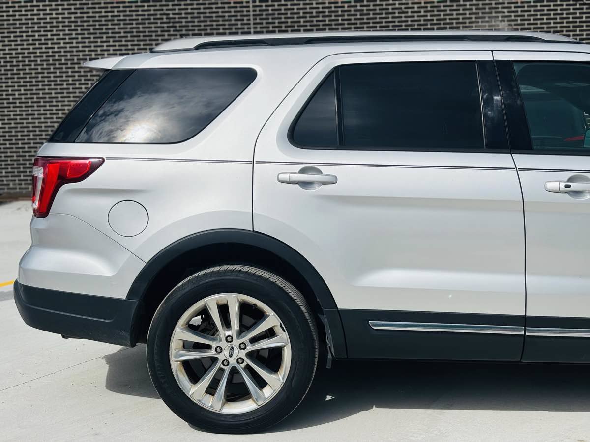 Used 2019 Ford Explorer XLT w/ Equipment Group 202A AWD/4WD image 7