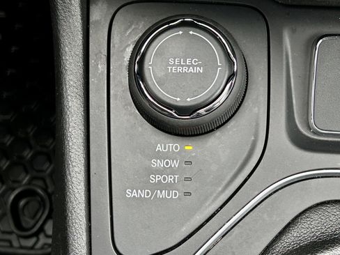 Used 2020 Jeep Cherokee Latitude Plus w/ Cold Weather Group AWD/4WD image 32