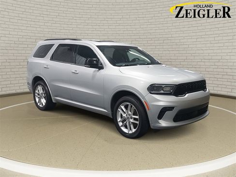 Used 2023 Dodge Durango GT image 3