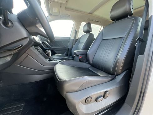 Used 2022 Volkswagen Tiguan SE w/ Panoramic Sunroof Package image 17