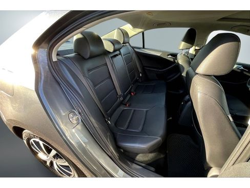 Used 2017 Volkswagen Jetta SE image 23