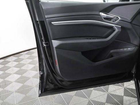 Used 2023 Audi e-tron Premium image 34