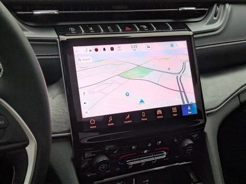 Used 2025 Jeep Grand Cherokee Limited w/ Luxury Tech Group II image 11