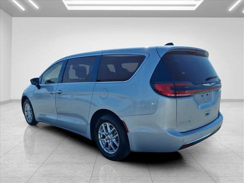 Used 2024 Chrysler Pacifica Touring-L FWD image 8