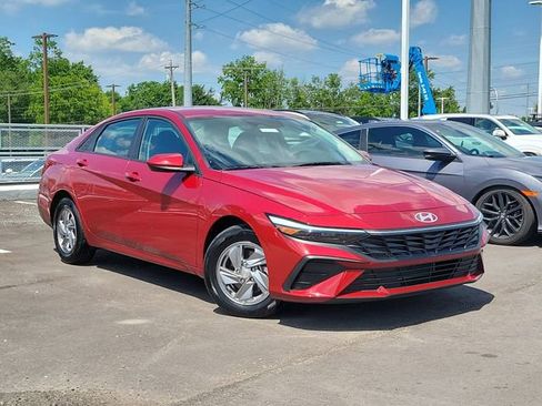 Used 2025 Hyundai Elantra SE FWD image 31