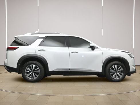Certified 2025 Nissan Pathfinder SL FWD image 26