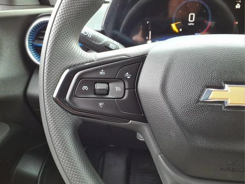 Used 2025 Chevrolet Trax LT FWD image 23