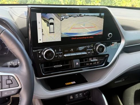 Used 2024 Toyota Highlander Platinum FWD image 21