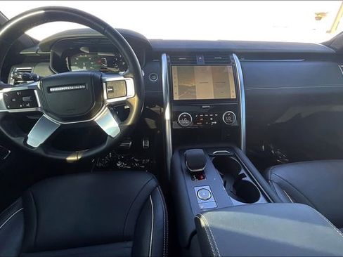 Used 2023 Land Rover Discovery Metropolitan Edition image 16