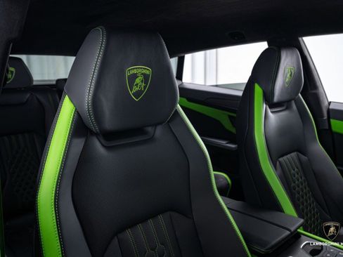 Used 2025 Lamborghini Urus SE image 48