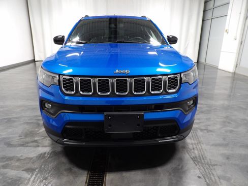 Used 2024 Jeep Compass Latitude AWD/4WD image 3