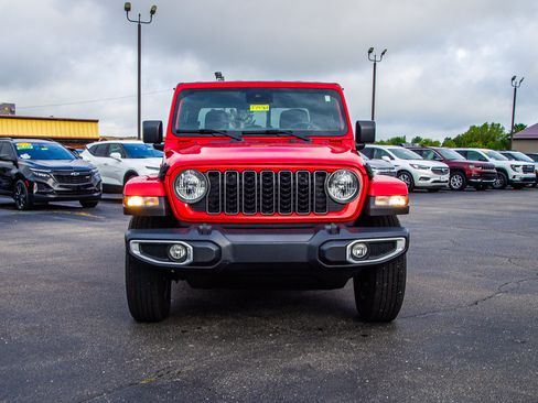 Used 2024 Jeep Gladiator Sport AWD/4WD image 2
