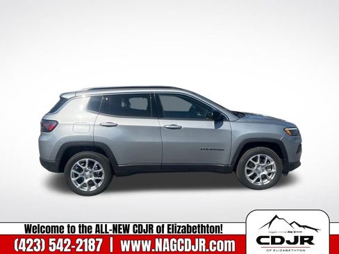 New 2023 Jeep Compass Latitude w/ Sun and Sound Group image 8