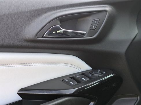 Used 2025 Chevrolet Trax LT w/ LT Convenience Package image 13