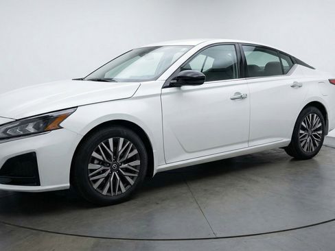 Used 2025 Nissan Altima 2.5 SV FWD image 3