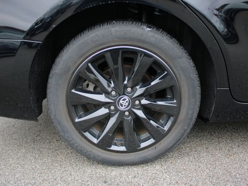 Used 2020 Toyota Camry LE image 7