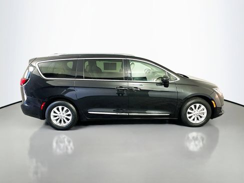 Used 2019 Chrysler Pacifica Touring-L FWD image 8