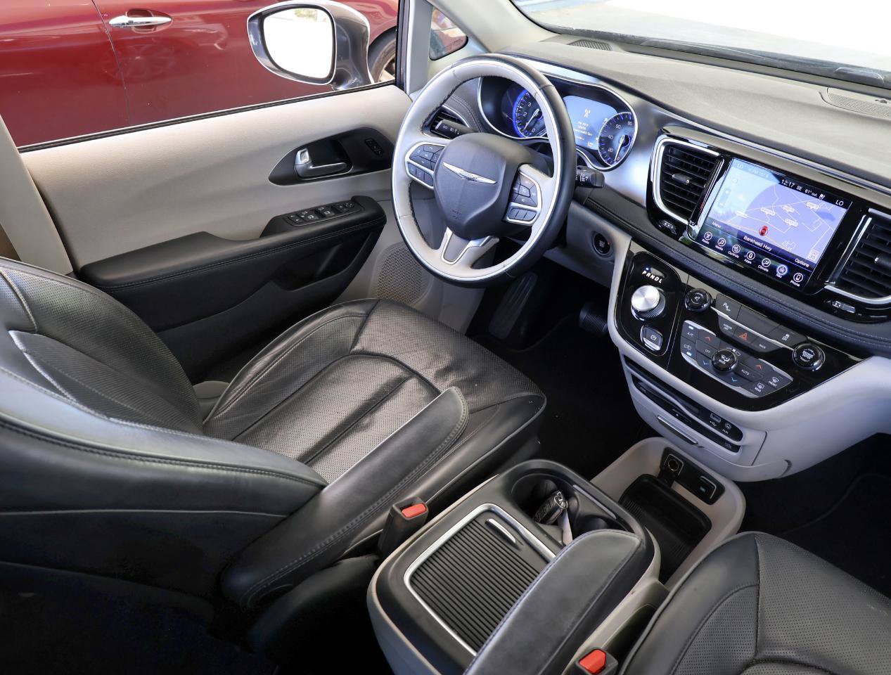 Used 2017 Chrysler Pacifica Limited w/ UConnect Theater Package FWD image 15