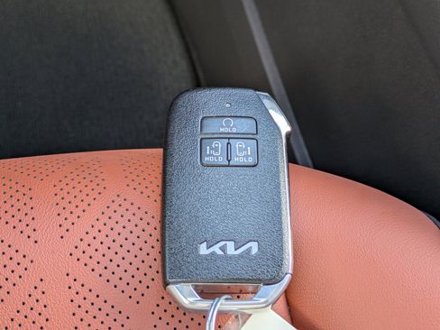 Certified 2023 Kia Carnival SX FWD image 32
