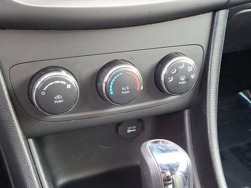 Used 2013 Dodge Avenger SE image 17