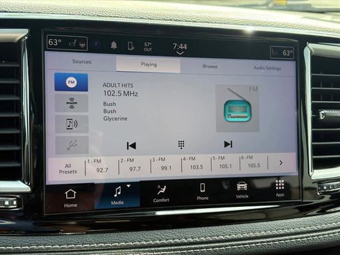 Used 2023 Chrysler Pacifica Touring FWD image 14
