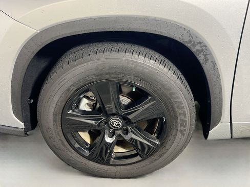 Used 2023 Toyota Highlander LE FWD image 13