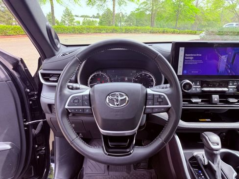 Used 2024 Toyota Highlander XSE image 19