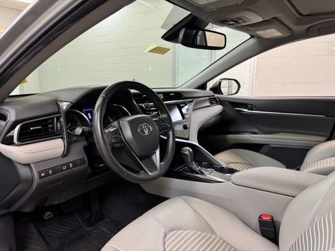 Used 2019 Toyota Camry SE w/ Convenience Package FWD image 14