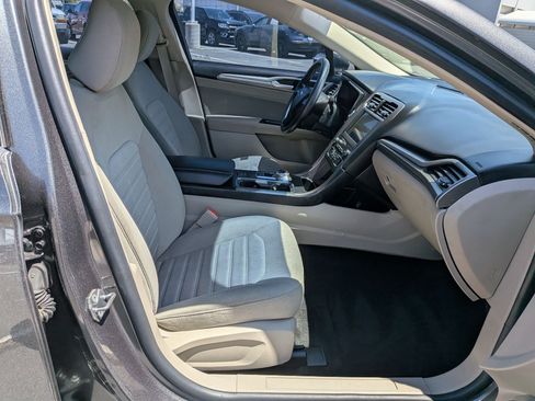 Used 2020 Ford Fusion SE FWD image 31