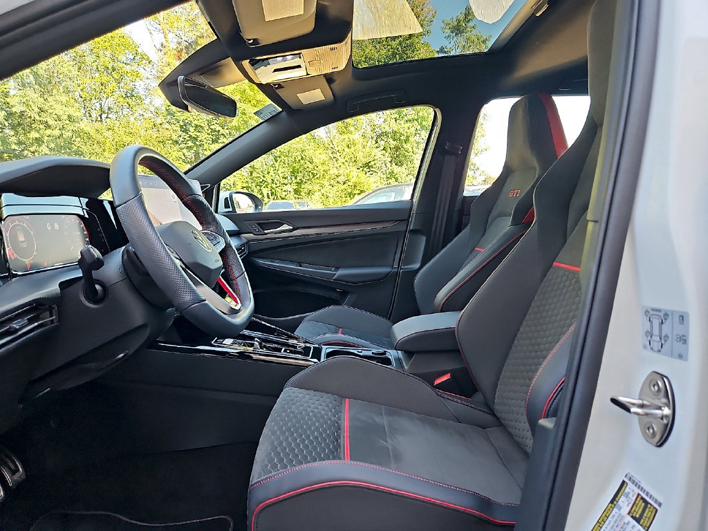 Certified 2025 Volkswagen GTI SE FWD image 15