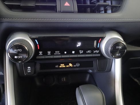 Used 2025 Toyota RAV4 XLE AWD/4WD image 16