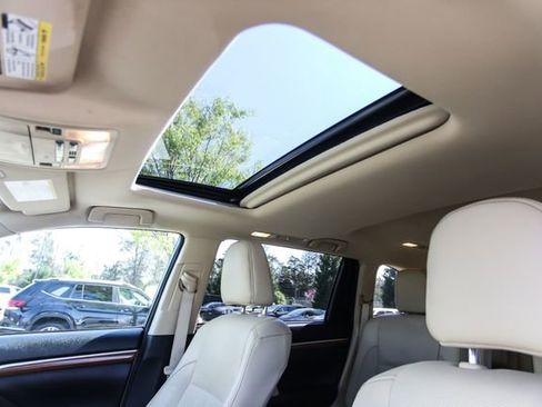 Used 2017 Toyota Highlander Limited w/ Carpet Mat Package image 35