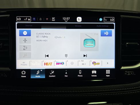 Used 2025 Chrysler Pacifica Limited image 20