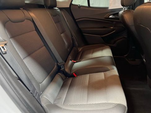 Used 2025 Chevrolet Trax LT FWD image 11