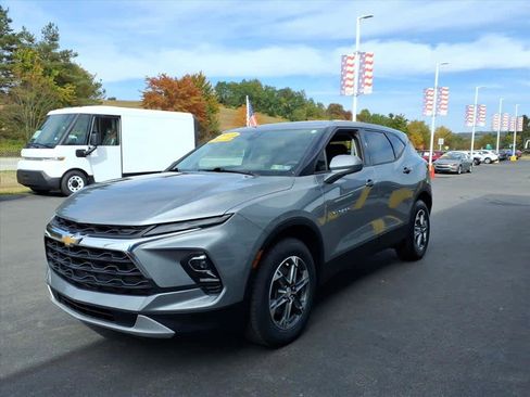 Used 2025 Chevrolet Blazer LT image 3