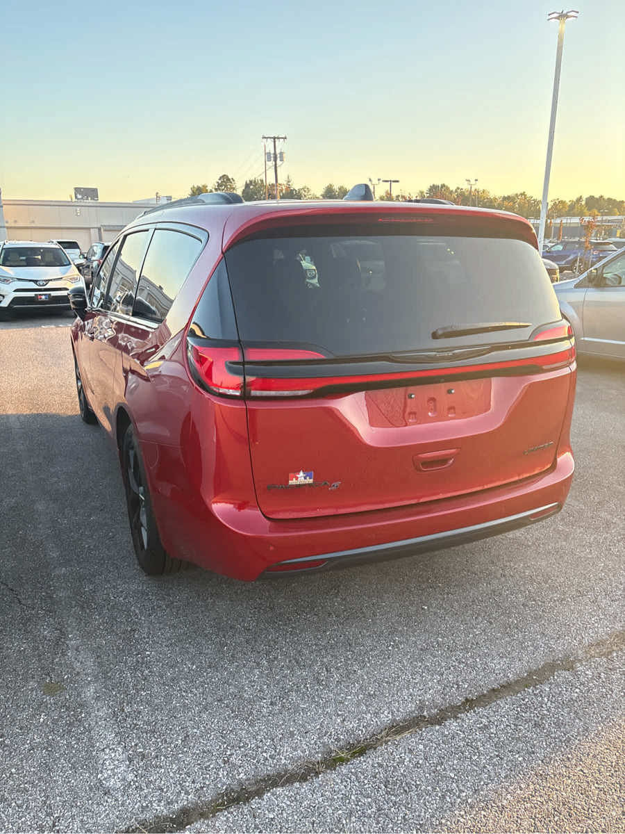 Used 2025 Chrysler Pacifica Limited FWD image 28