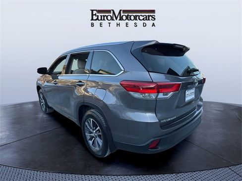 Used 2017 Toyota Highlander XLE image 3